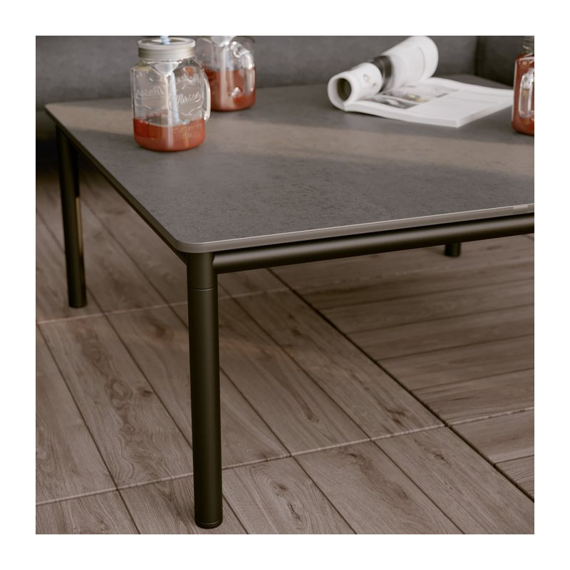 Table basse Idunn en aluminium et Duraboard Gris foncé - NATERIAL